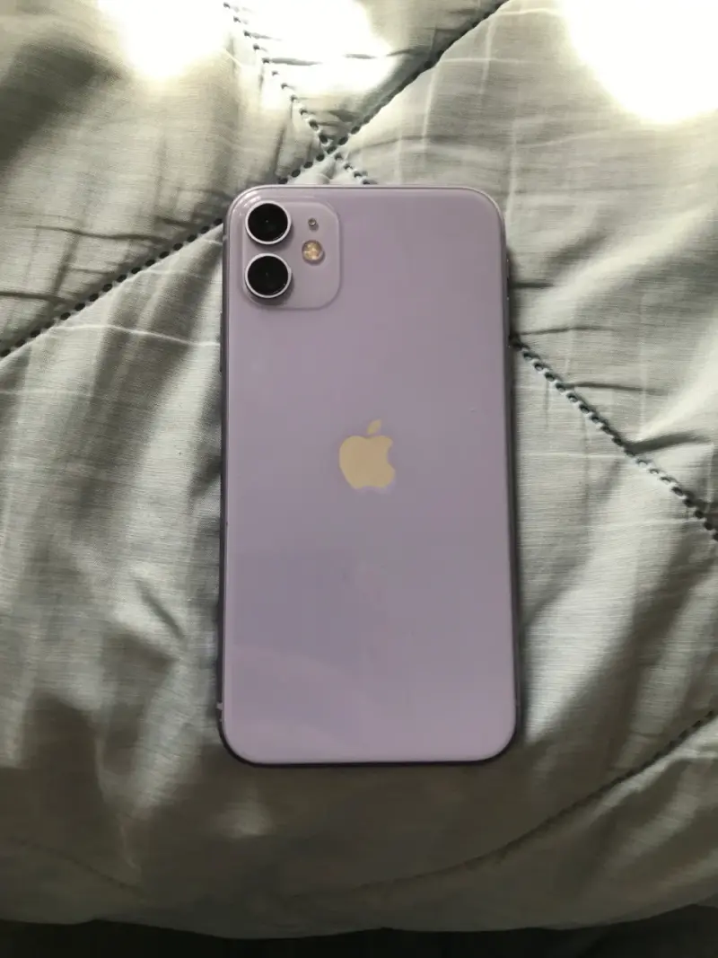 iPhone 11 en buen estado color púrpura - 1
