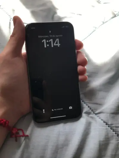 iPhone 11 en buen estado color púrpura - miniatura 2