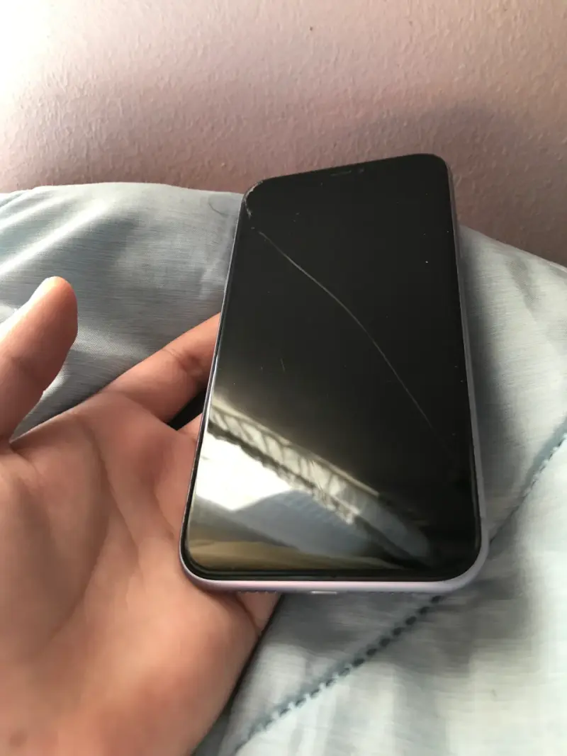 iPhone 11 en buen estado color púrpura - 3