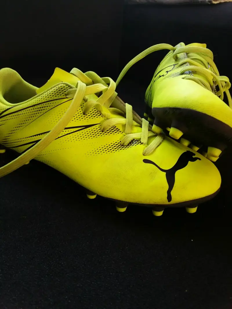 Botines de fútbol Puma amarillos