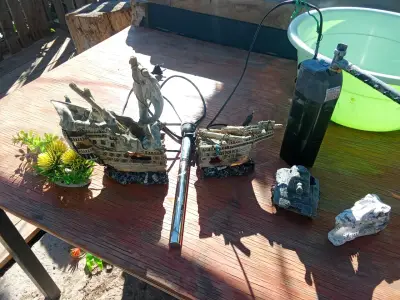 Acuario con accesorios decorativos y filtro - miniatura 2
