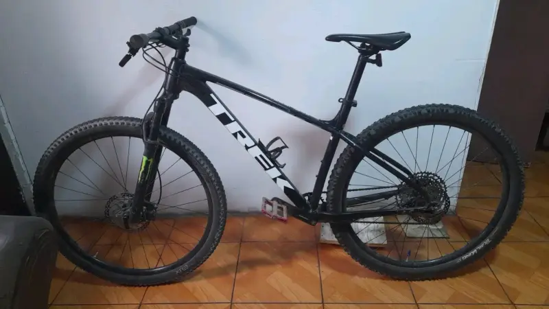 Bicicleta Trek X-Caliber 8 MTB negra - 1