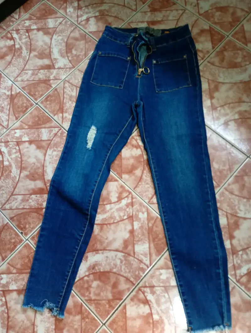 Jeans de Mujer Azul con Detalles Desgastados - 1