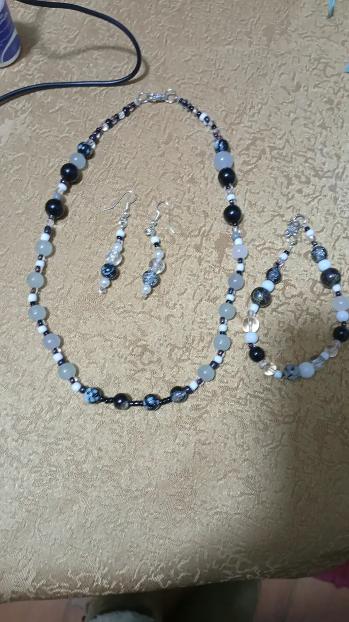 Set de joyería artesanal con collar, pulsera y aros