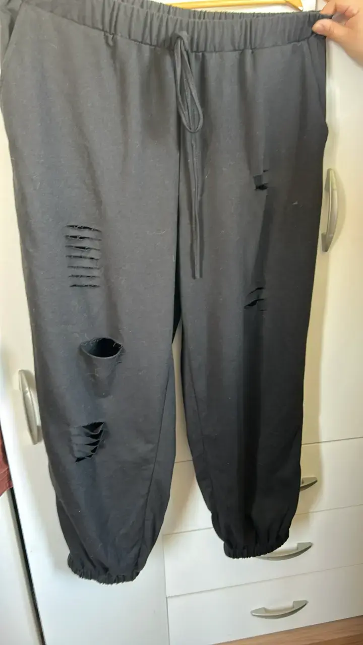 Pantalones jogger negros con diseño rasgado