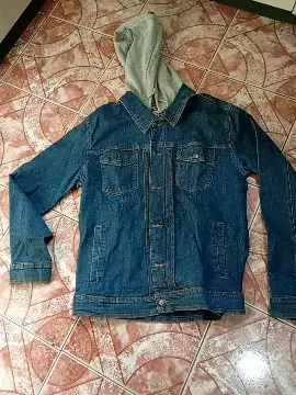 Chaqueta de mezclilla con capucha gris