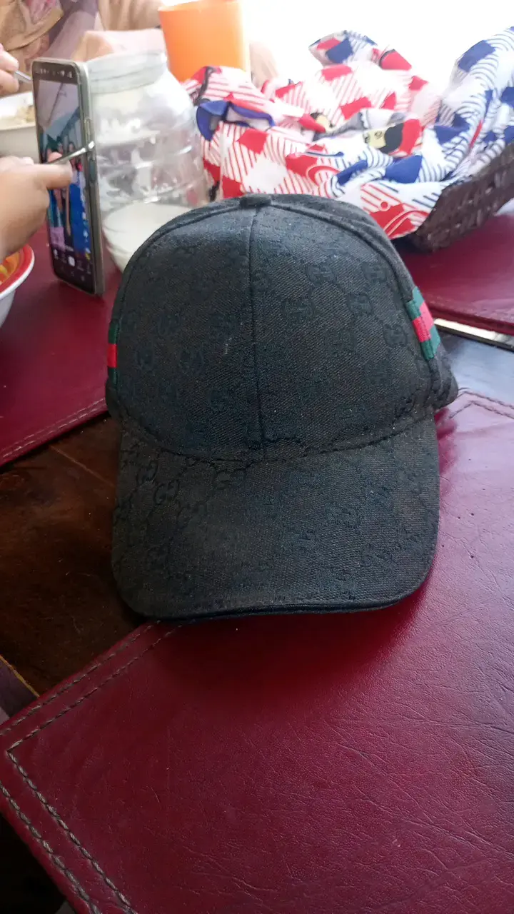 Gorra negra con diseño de lujo - 1