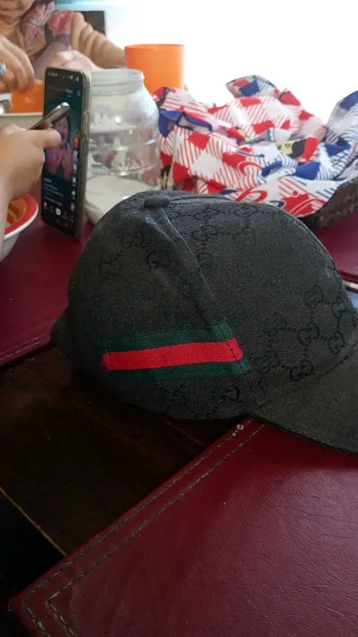 Gorra negra con diseño de lujo - 2