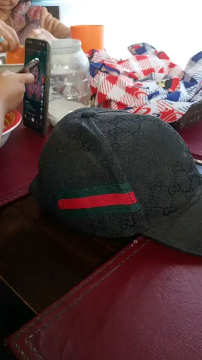 Gorra negra con diseño de lujo - miniatura 2