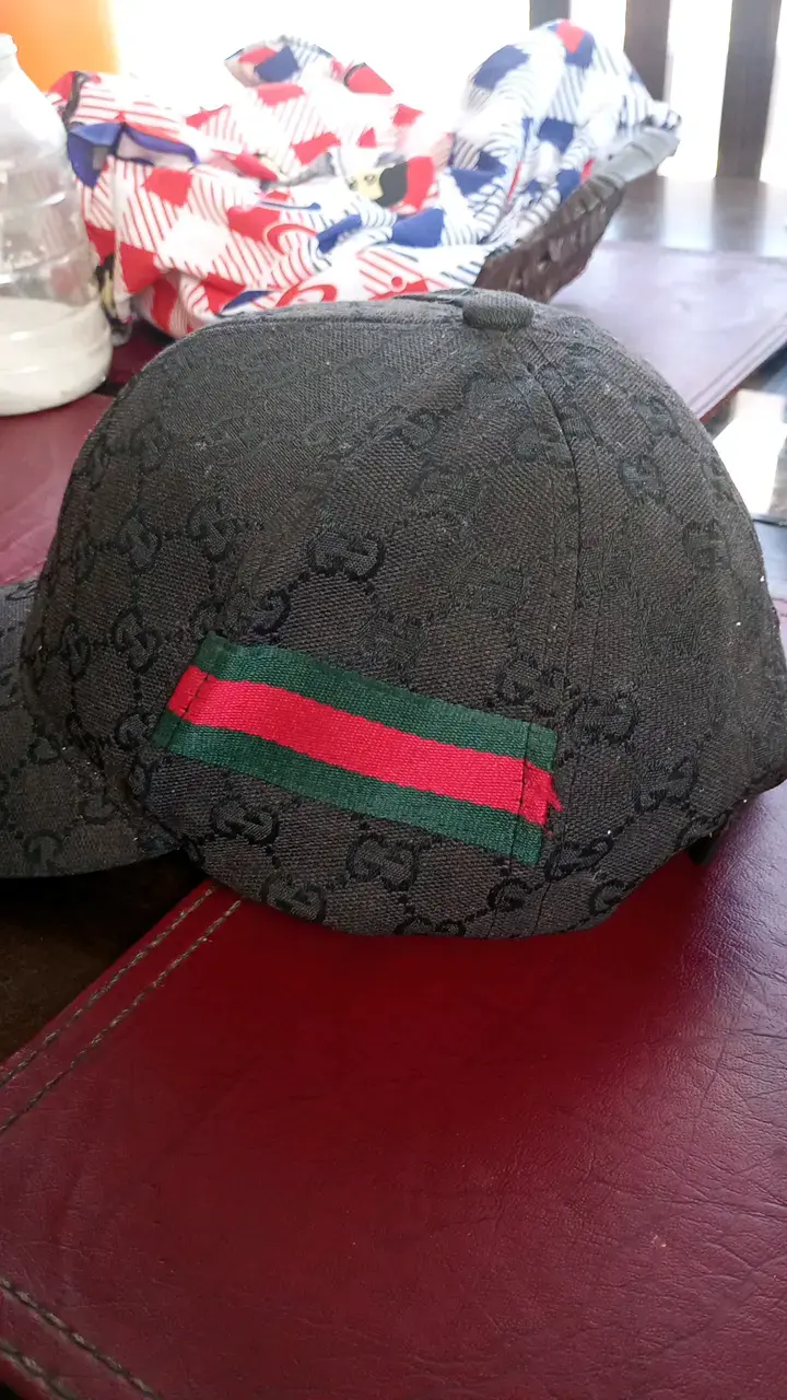 Gorra negra con diseño de lujo - 3