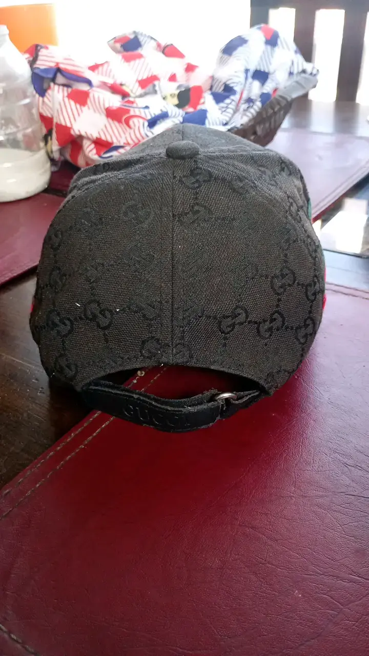 Gorra negra con diseño de lujo - 4