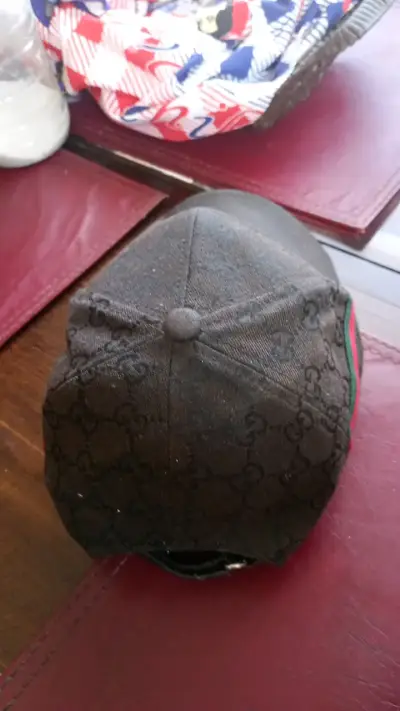 Gorra negra con diseño de lujo - miniatura 5