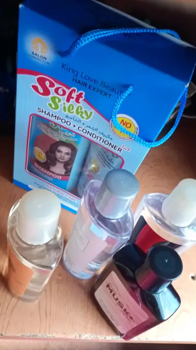 Set de perfumes y cosméticos variados - miniatura 2