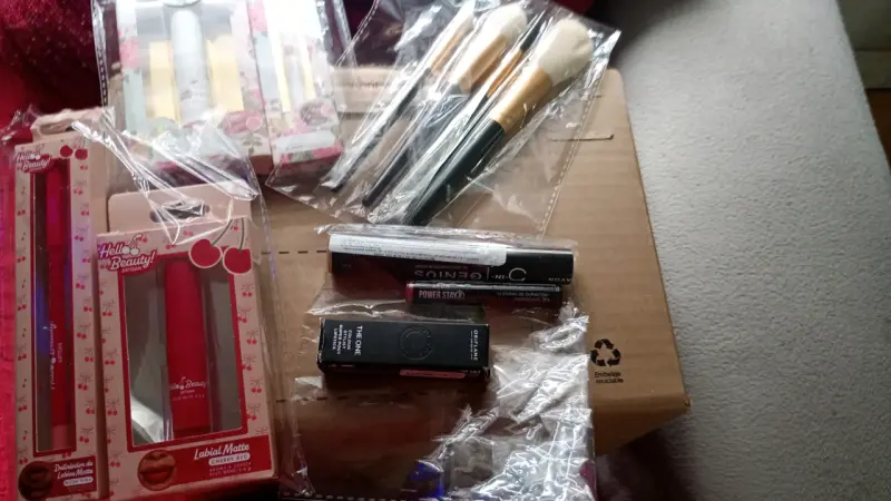 Set de perfumes y cosméticos variados - 4