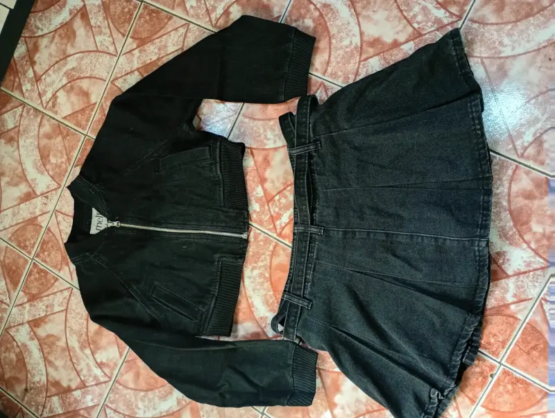 Conjunto de chaqueta y falda negra de mezclilla
