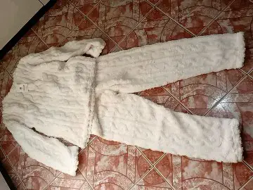 Pijama de felpa blanco para mujer