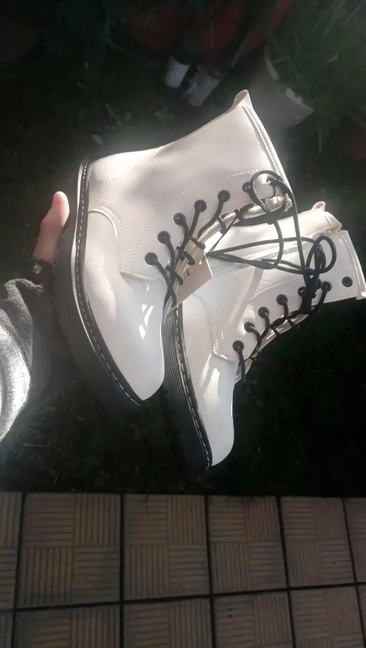 Botas blancas de cuero con cordones talla 38