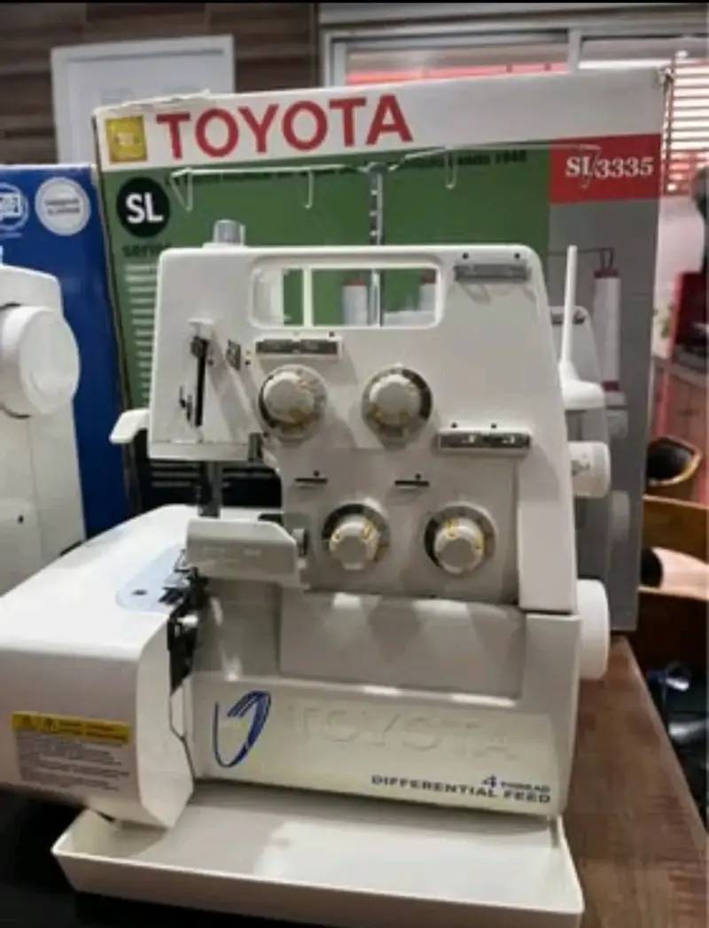 Máquina de Coser Overlock Toyota SL3335 - 1