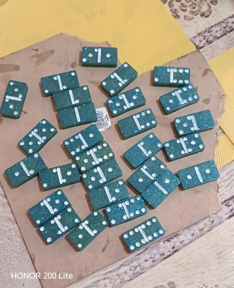 Juego de dominó artesanal con piezas decorativas - 2