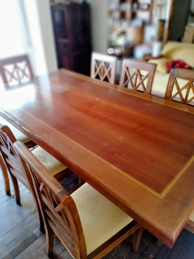 Mesa de comedor de madera con sillas - 2