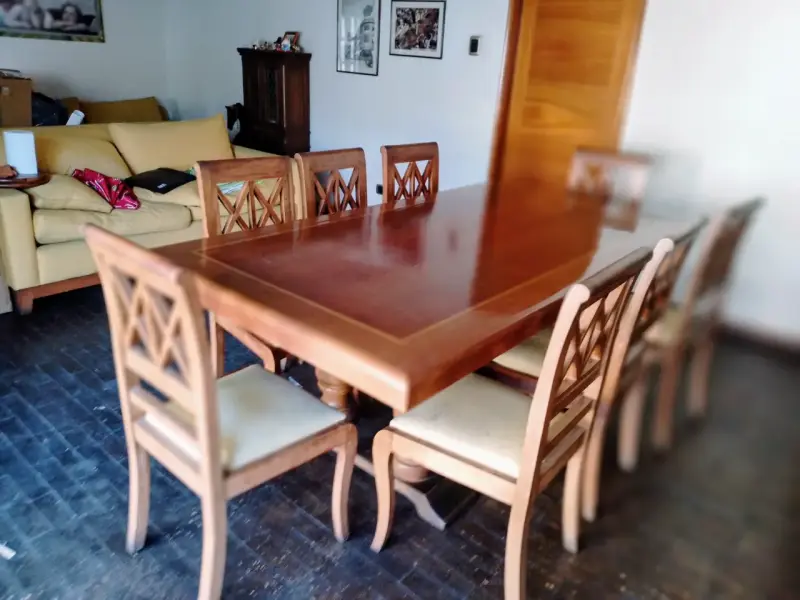 Mesa de comedor de madera con sillas - 3