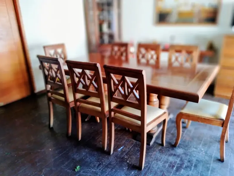 Mesa de comedor de madera con sillas - 4