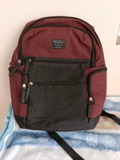 Mochila Eddie Bauer burdeos con múltiples bolsillos - miniatura 3
