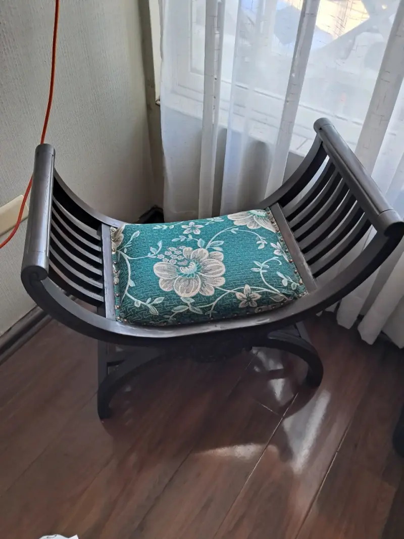 Silla de madera con cojín floral - 1