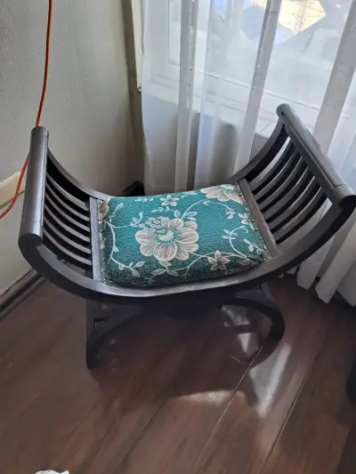 Silla de madera con cojín floral - miniatura 1