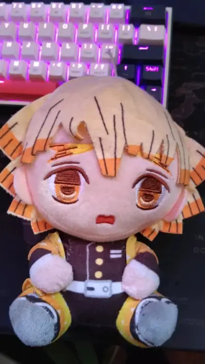 Peluche de personaje anime con uniforme - miniatura 1