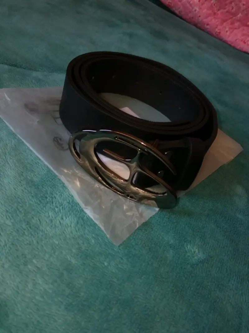 Cinturón de cuero negro con hebilla metálica - 1