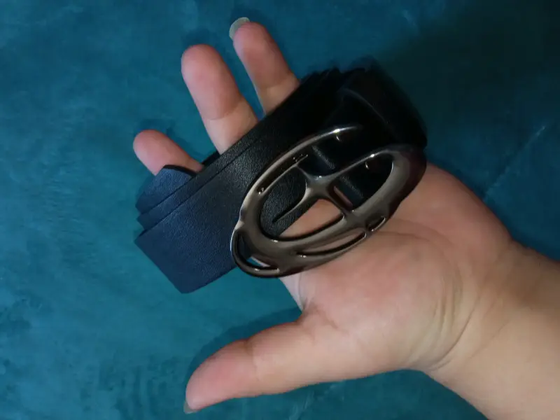 Cinturón de cuero negro con hebilla metálica - 2