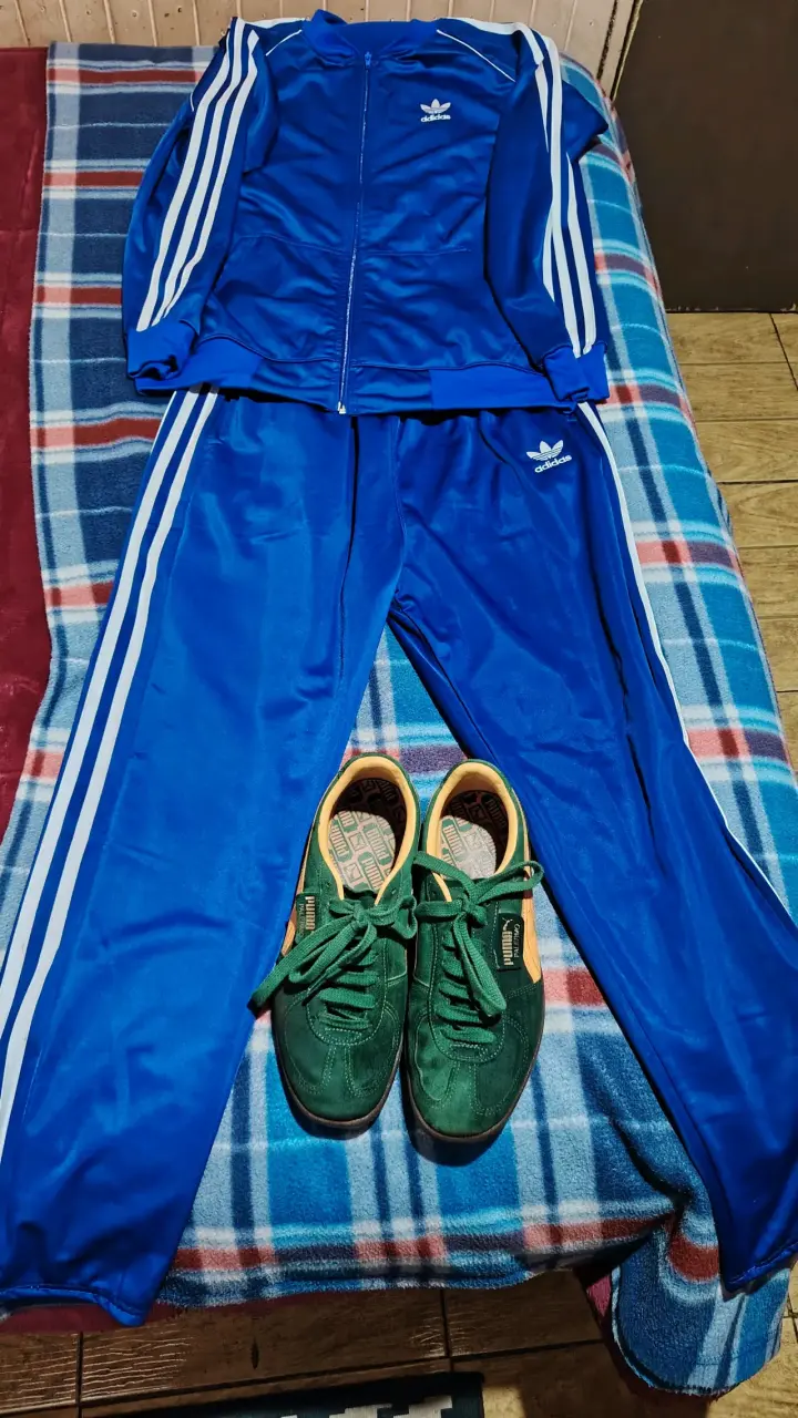 Conjunto deportivo Adidas azul con zapatillas Puma - 1