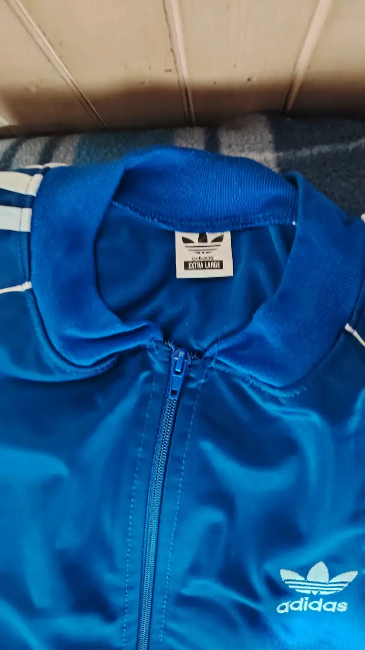 Conjunto deportivo Adidas azul con zapatillas Puma - 2