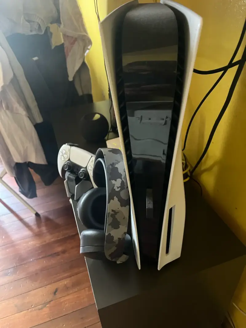 Consola PlayStation 5 con control y audífonos - 1