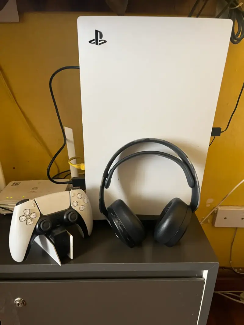 Consola PlayStation 5 con control y audífonos - 2