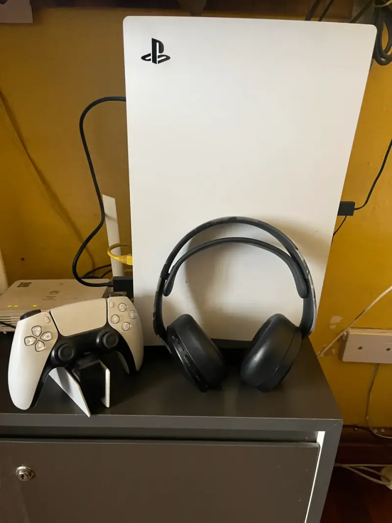 Consola PlayStation 5 con control y audífonos - 3