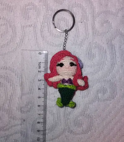 Llavero de sirena amigurumi hecho a mano - miniatura 2