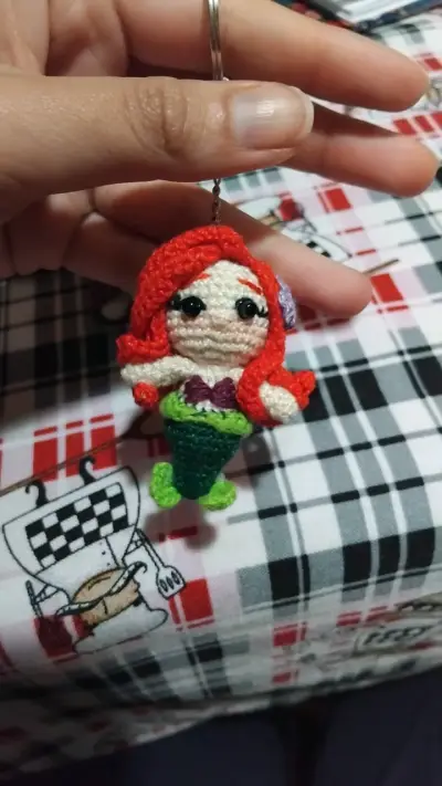 Llavero de sirena amigurumi hecho a mano - miniatura 3