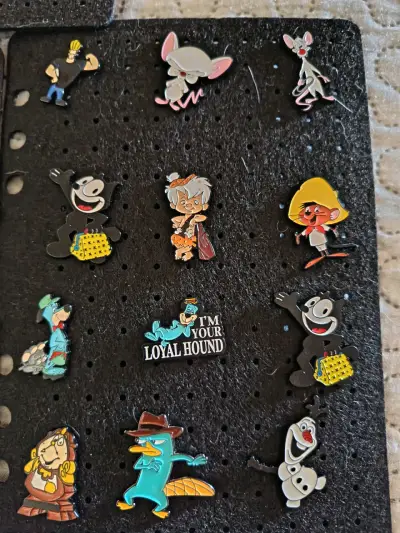 Set de pines de personajes animados - miniatura 2