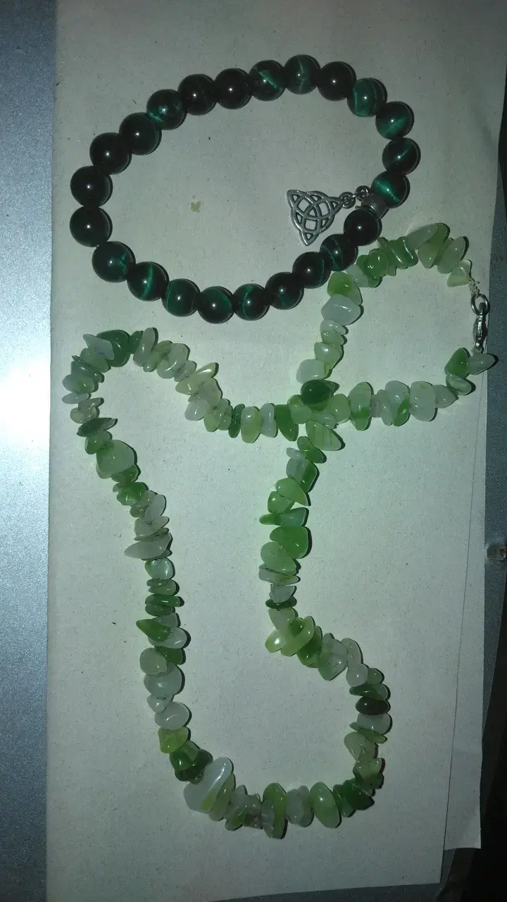 Conjunto de collar y pulsera de piedras verdes - 1