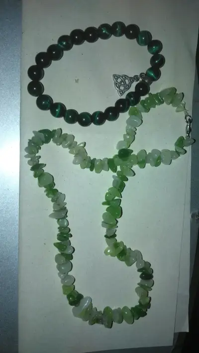 Conjunto de collar y pulsera de piedras verdes - miniatura 1