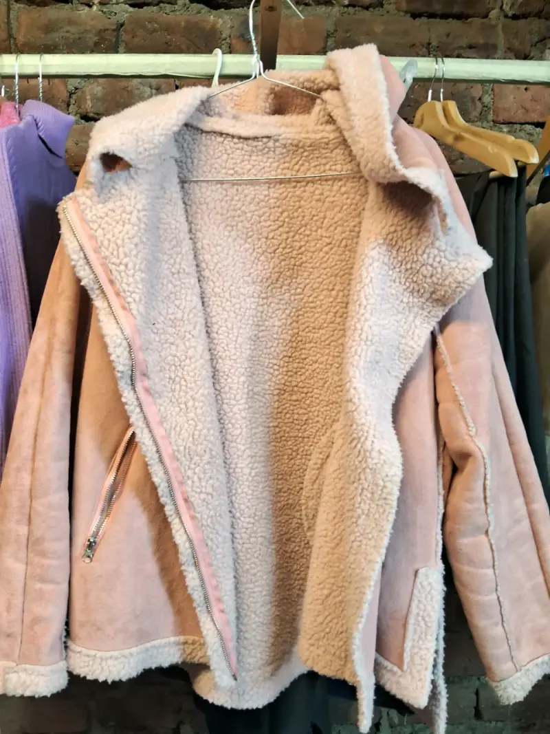 Chaqueta de mujer con capucha y forro de borrego - 1