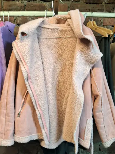 Chaqueta de mujer con capucha y forro de borrego - miniatura 1