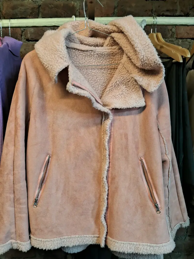 Chaqueta de mujer con capucha y forro de borrego - 2