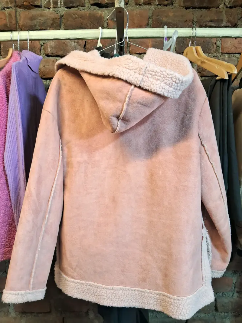 Chaqueta de mujer con capucha y forro de borrego - 3