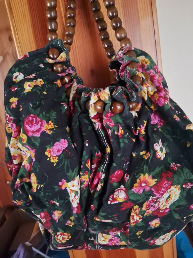 Bolso de tela floral con asas de madera - 1