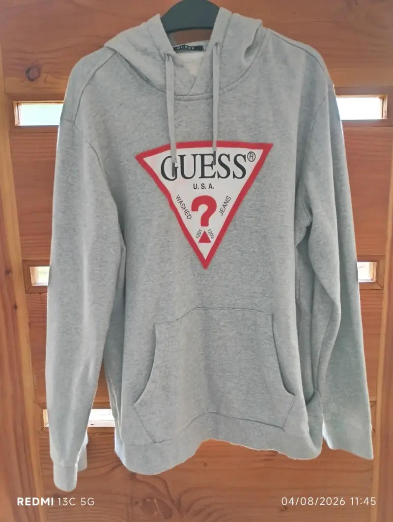 Polerón gris Guess con capucha
