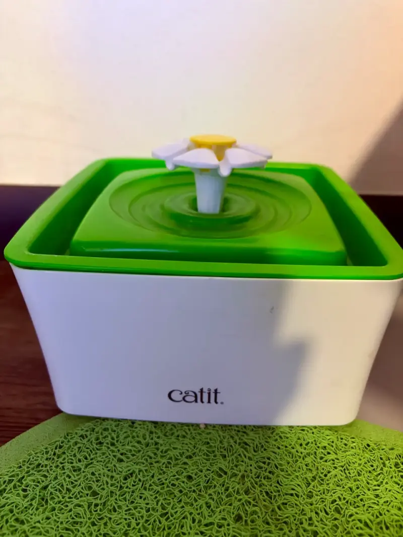 Fuente de agua para mascotas Catit 2.0 con flor - 1