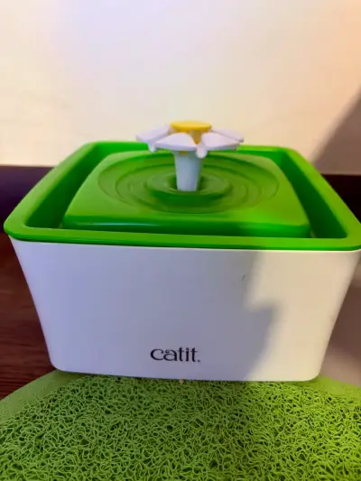 Fuente de agua para mascotas Catit 2.0 con flor - miniatura 1